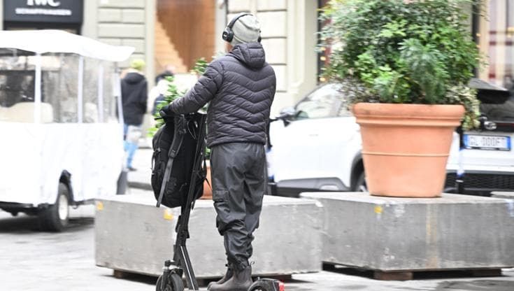 Monopattini nel mirino dei vigili, a Bari dieci multe per chi non ha la targa: “Controlli a tappeto”