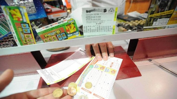 Vince alla lotteria e poi muore: la vedova dovrà mantenere l’ex moglie