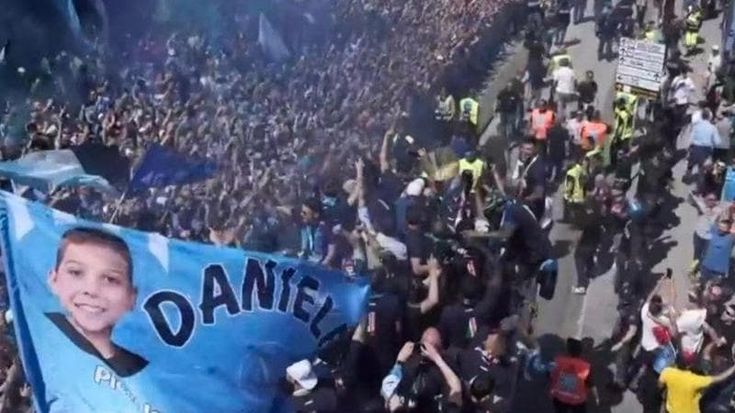 Napoli, scudetto dedicato al piccolo Daniele: una bandiera con il suo volto sul bus dei campioni
