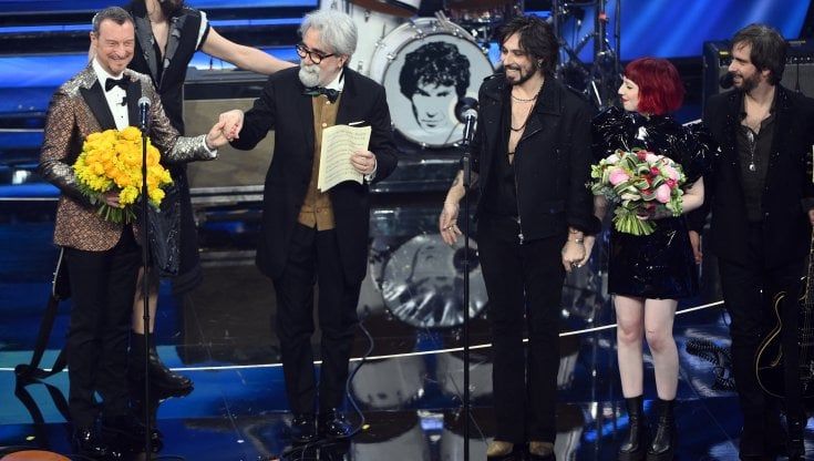 Beppe Vessicchio c'è: accoglienza da rockstar per il maestro, sul palco con Le Vibrazioni