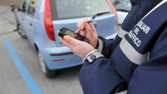 Multe annullate a parenti e amici, indagato ex prefetto di Rimini