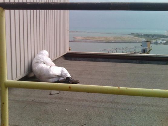 Brindisi, operai sulla torre della centrale<br />"Qui da 7 giorni, malconci ma determinati"