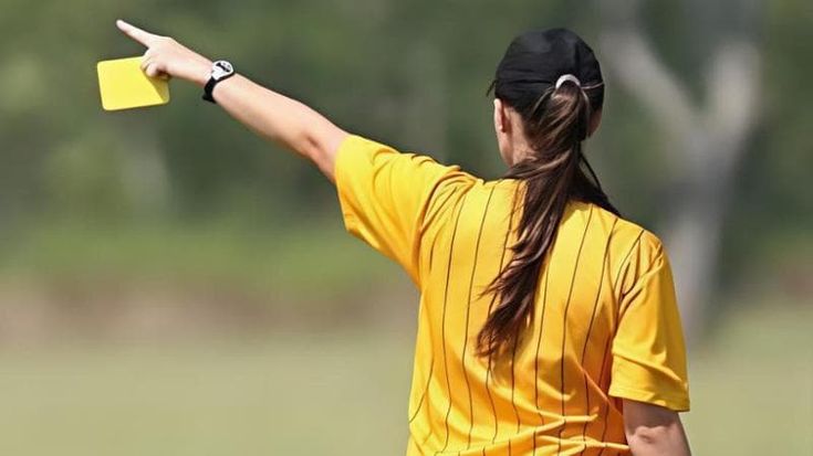 Arbitra sedicenne fischia un rigore, pugni e calci dei tifosi ai suoi parenti in tribuna