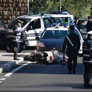 Roma, Fiorello in scooter investe anziano sulle strisce pedonali