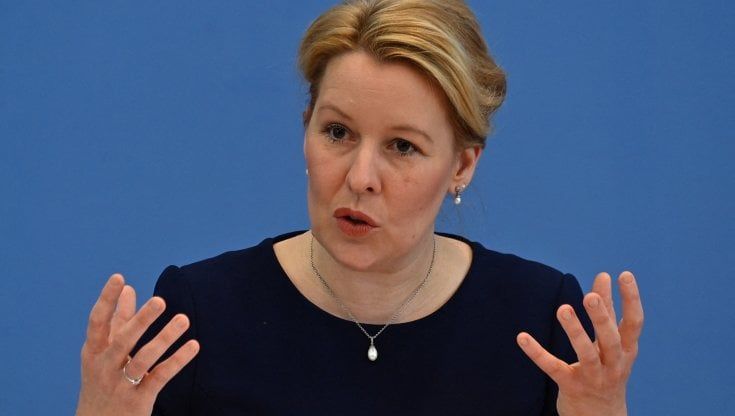 Germania, la ministra della Famiglia si dimette: ha copiato la tesi di dottorato. Ma si prepara alle elezioni di Berlino