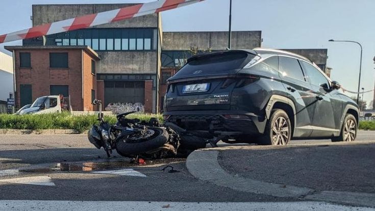 Cade con la moto e finisce contro un’auto in sosta, morto a 25 anni