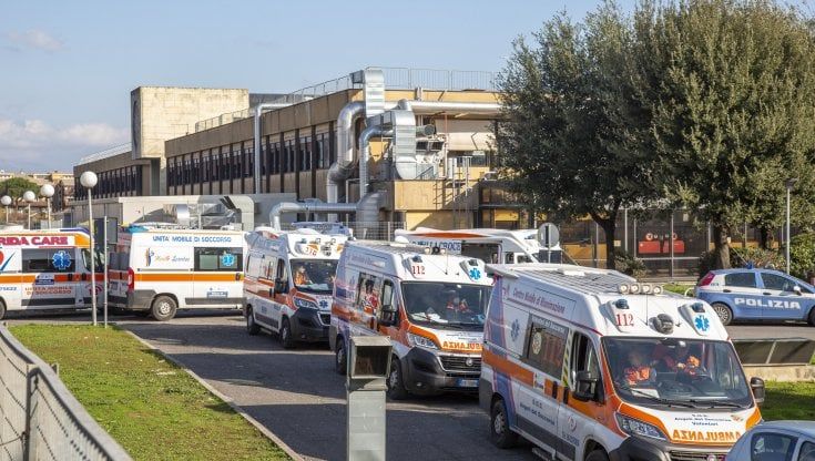 Emergenza Omicron, ospedali in codice rosso a Roma: mancano 10 mila tra medici e infermieri