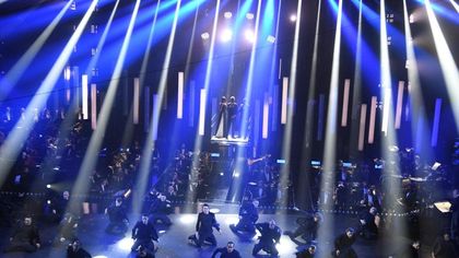 Sanremo 2019, si parte con 'Via': Baglioni, Bisio e Raffaele entrano in scena sul trampolino
