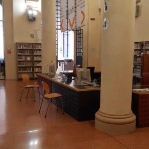 In biblioteca guanti e mascherine: Bologna, il Coronavirus non ferma Salaborsa