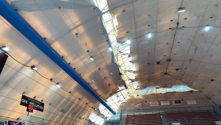 Piove sul basket siciliano nell’anno zero dei palazzetti dell’Isola