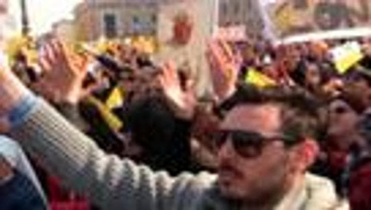 Canti, danze e ovazioni: i PapaBoys salutano Benedetto XVI