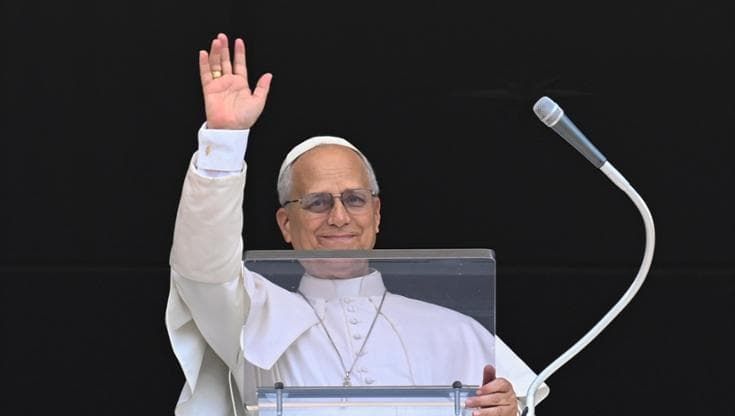 Dal palco alle bandiere, l’attesa di Lampedusa per la visita del Papa