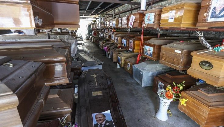 Palermo, al cimitero dei Rotoli emergenza infinita: il caldo fa scoppiare due bare in deposito