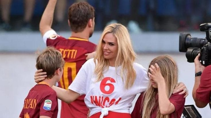 Noemi Bocchi in casa, il giallo dei video cancellati e il consiglio a Totti: “Vai a giocare all’estero”. Tutte le rivelazioni di Che Stupida, il libro di Ilary Blasi