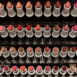 Estee Lauder fa il pieno di utili grazie a online e Asia