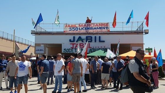 Marcianise, l'appello dei lavoratori Jabil: “Scongiurate i 350 licenziamenti”.