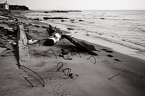 Il mare "ingoia" gli abusi edilizi del casertano