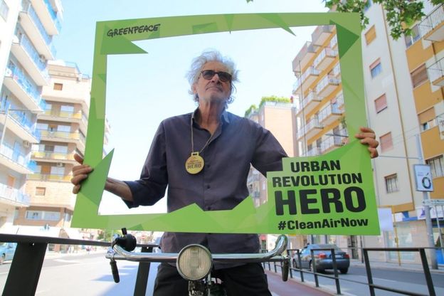 Bari, Greenpeace premia chi va in bici o in treno: "Eroi urbani"