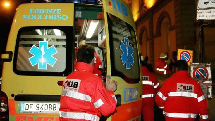 Incidente mortale a Firenze, con la moto sbatte contro un’auto in sosta: vittima un 21enne