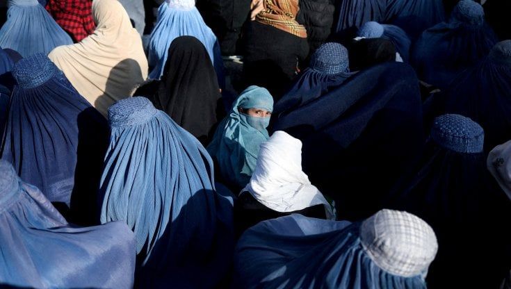 Afghanistan, il decreto talebano sull'hijab ha portato a un aumento della violenza domestica 