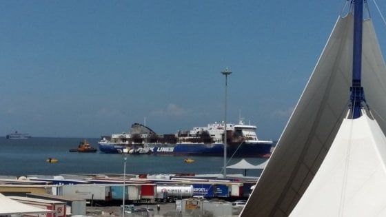 Bari, la Norman lascia la banchina del terminal crociere: al via il trasferimento del relitto