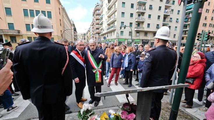 Corone e ricordi in memoria delle vittime delle alluvioni a Genova