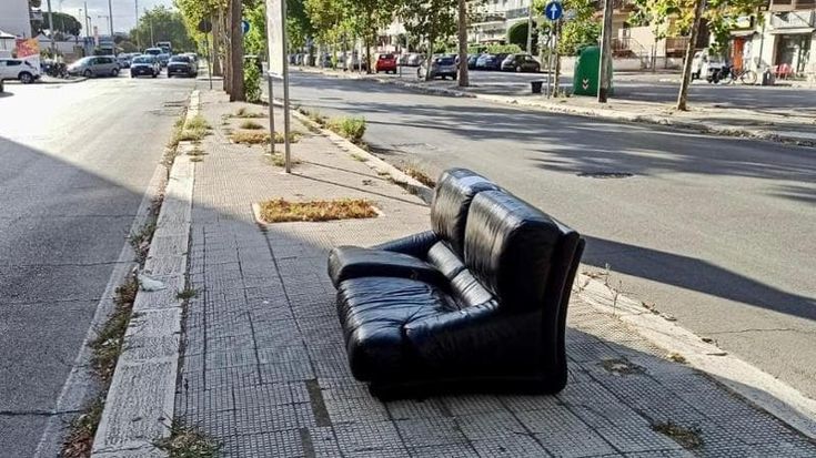Bari, c’è un divano abbandonato sul marciapiede a Japigia. Caccia ai responsabili: multa fino a 3mila euro