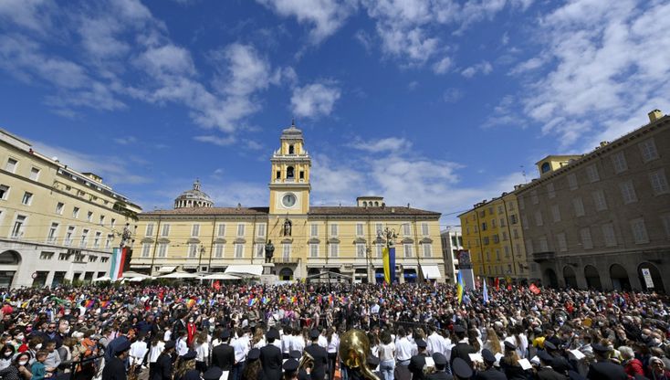 25 Aprile a Parma, la città in festa: piazza gremita  - foto 