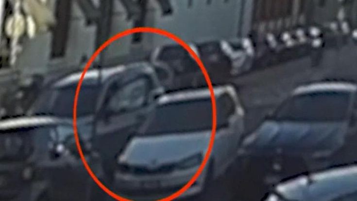 Strappa gli orecchini di diamanti da 100 mila euro a una donna mentre scende dall’auto: arrestato