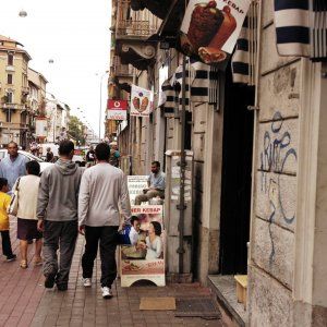 Balzo del commercio a febbraio al traino degli alimentari