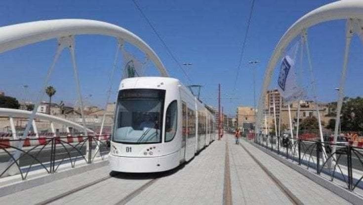  Pedone investito dal tram in via Pecori Giraldi a Palermo