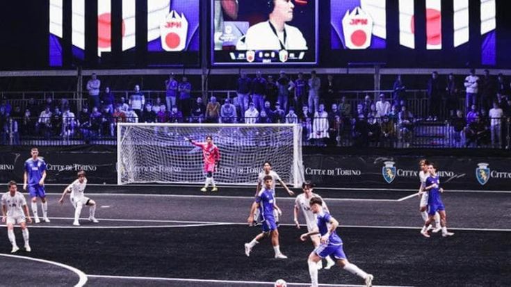 Stadio pieno per la Kings League. Prima del match le vecchie glorie e il concerto di Mahmood
