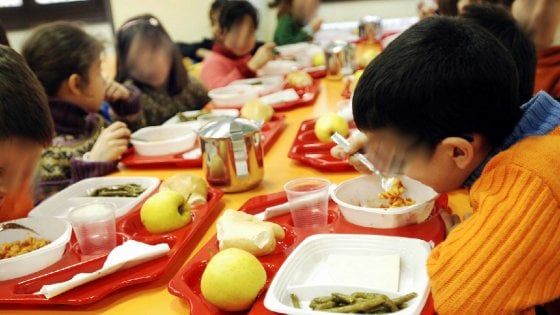 Scuola, a Bari al via la mensa ma solo per un alunno su 4: "Pochi ausiliari, non c'è sicurezza"