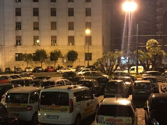 Slalom tra le auto in sosta in piazza Matteotti  