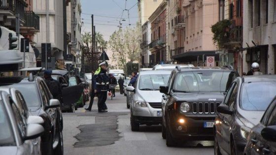 Bari, il centro paralizzato dai vigili urbani per la festa di San Sebastiano: traffico in tilt e proteste