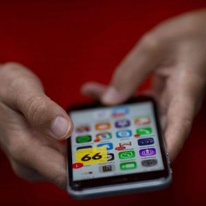 Cellulare, guerra di sconti dagli operatori: ecco come risparmiare 
