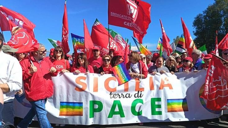 In 500 a Sigonella sfilano per la pace con bandiere di partiti, associazioni e sindacati