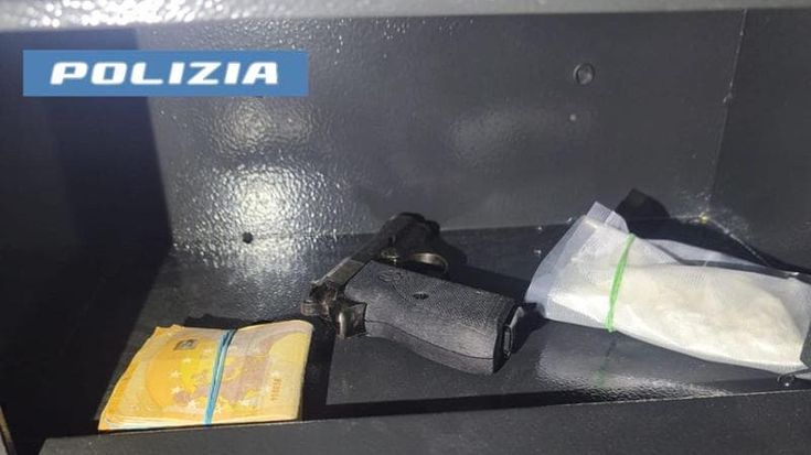 Trovato con una pistola e della droga nella stanza d’hotel dopo una soffiata: arrestato