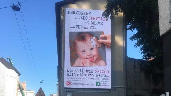 "Offende i down, la loro sindrome non è una malattia": bufera a Milano sulla pubblicità dell'istituto Besta