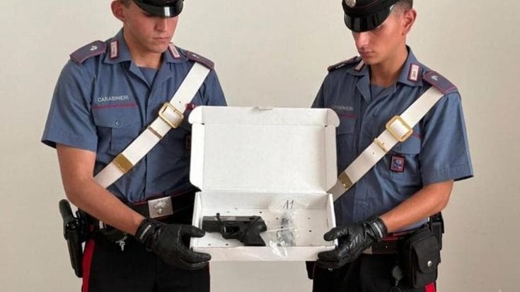 Trastevere, trovata una pistola in una fioriera: “Potrebbe essere quella dell’uomo che faceva pipì”