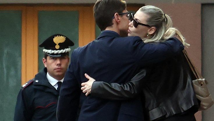 Berlusconi, lungo abbraccio tra i figli fuori dall'ospedale. Il leader sente di nuovo i dirigenti di FI. Il fratello Paolo: "Siamo fiduciosi". Gli auguri di Mattarella e Schlein