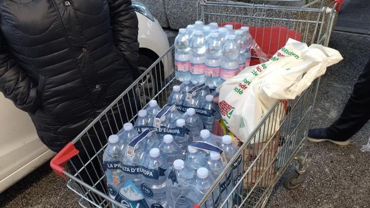 Bottiglie d’acqua “100% riciclate”, per Altroconsumo sono informazioni ingannevoli