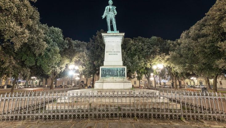 Firenze, piazza Indipendenza dopo il restyling: nuove luci, panchine, 12 ciliegi e 500 rose bianche