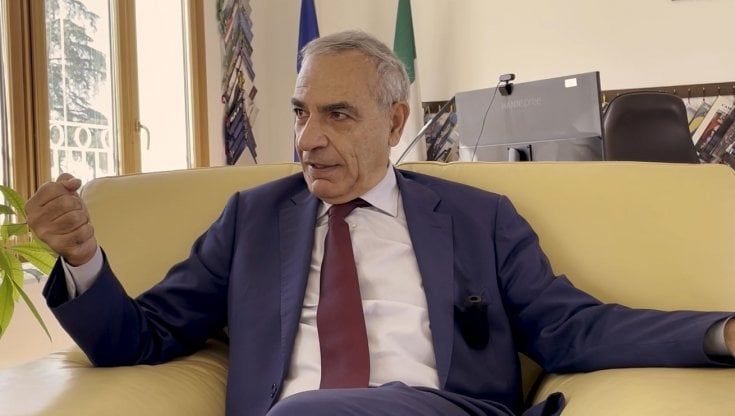 25 novembre, il procuratore Menditto: “Vi spiego perché il braccialetto elettronico obbligatorio è indispensabile”