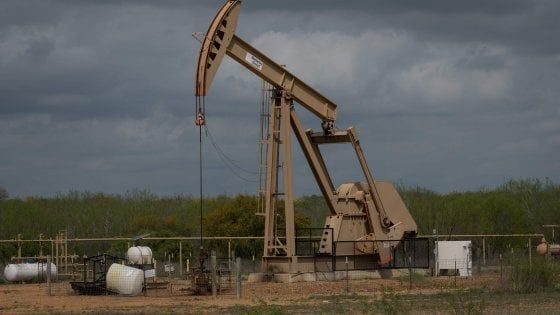 Petrolio choc, prezzo in negativo per il texano (Wti): meno 37 dollari, prima volta nella storia. Domanda di energia giù