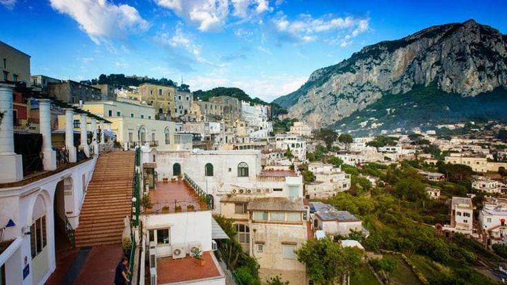 Emilio Fede, cosa resta del patrimonio: le ville ad Anacapri, la casa a Milano e il bosco in Sicilia