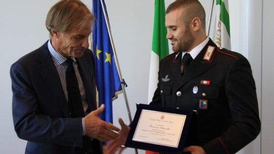 Salvò 51 bambini sul bus dirottato, targa di riconoscimento al carabiniere eroe