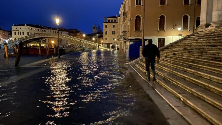 Maxi rissa tra adolescenti a Venezia, coinvolti in 40
