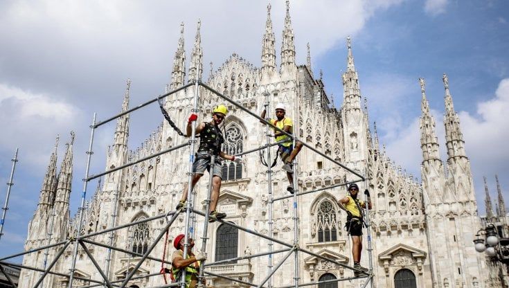 Metal detector e tiratori scelti: per i funerali di Berlusconi Duomo di Milano blindato e fermata del metrò chiusa