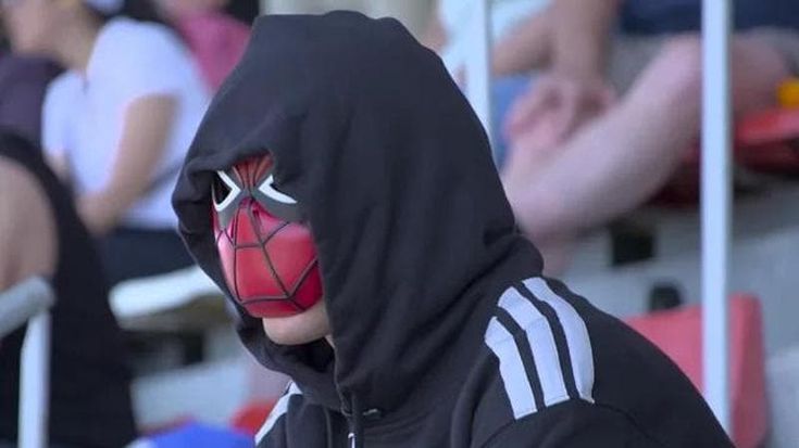 Antonelli si maschera da uomo ragno a Barcellona. Norris il più veloce nelle prove libere